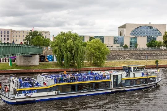 Ein Fahrgastsschiff auf der Spree im Berliner Regierungsviertel, im Hintergrund das Bundeskanzleramt.