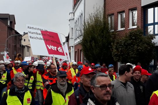 Verdi-Mitglieder auf einer Gewerkschafts-Demonstration im Rheinland.