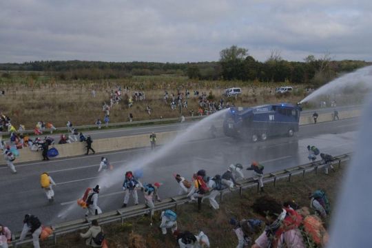 Wasserwerfereinsatz auf der A4