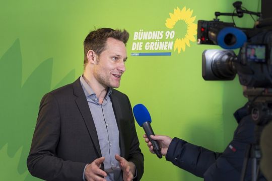 Ludwig Hartmann wird vor einer Fernsehkamera interviewt