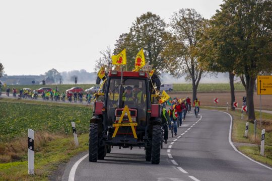 Auf Fahrrädern und Treckern demonstrieren Menschen gegen die Einlagerung von Atommüll im Schacht Konrad.