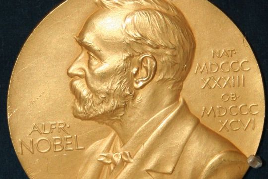 Goldmedaille mit Relief von Alfred Nobel.