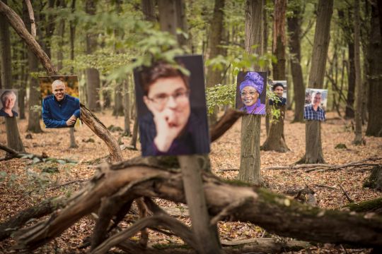 Portraitfotos von Prominenten, die im Hambacher Wald Baumpatenschaften übernommen haben
