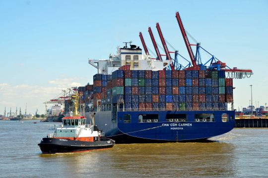 Beladenes Containerschiff auf der Elbe