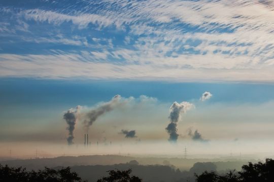 Qualmende Schornsteine im Horizont