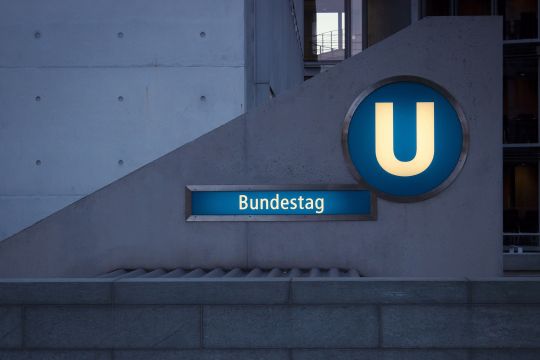Bahnhofsschild im U-Bahnhof Bundestag, moderne Beton-Architektur ohne Menschen