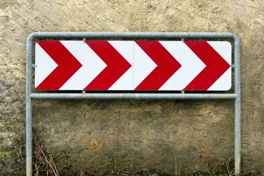 Straßenschild zum Richtungswechsel