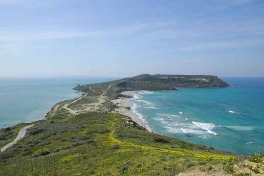 Blick von Norden auf Capo San Marco, die Südspitze der Halbinsel Sinis auf Sardinien; links und rechts das Mittelmeer.