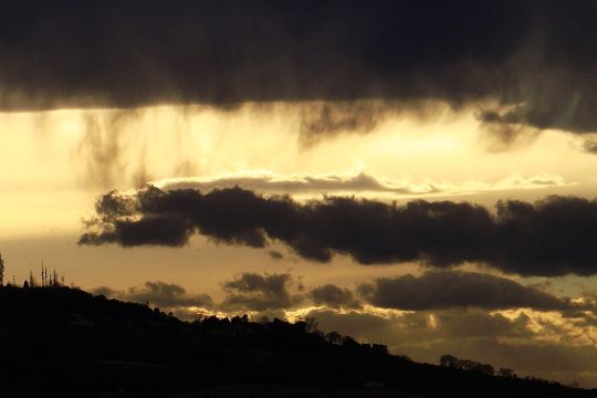 Dramatischer Regenhimmel über Italien