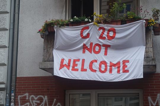 Balkon mit Transparent "G20 NOT WELCOME"