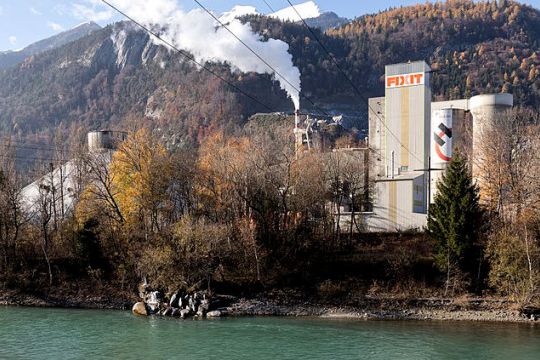 Zementwerk in der Schweiz mit qualmendem Schornstein