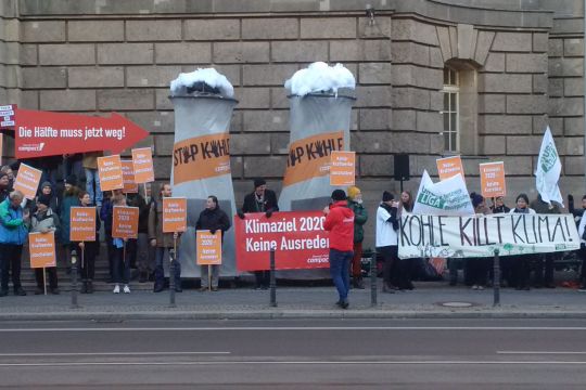 Demonstranten vor dem Wirtschaftsminsiterium fordern "Stop Kohle".