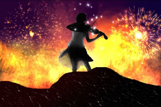 Geigerin spiel auf dunklem Hügel vor Feuerwerk.