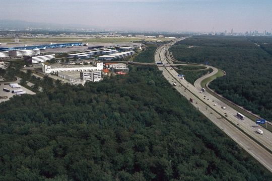 Autobahnausfahrt zum Frankfurter Flughafen inmitten vom Treburer Wald.