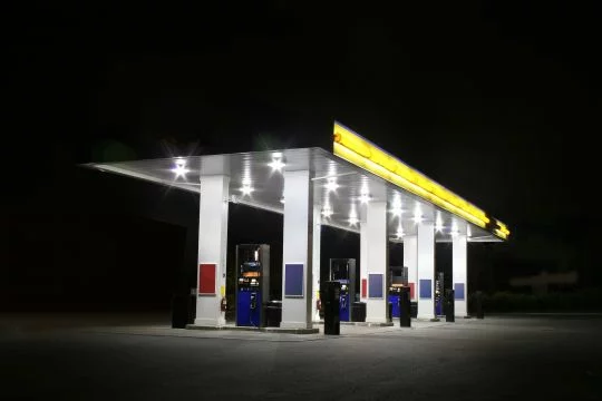 Tankstelle bei Nacht