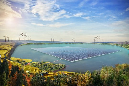 Greenpeace-Energie-Vision für das Rheinische Braunkohlerevier: Gefluteter Braunkohletagebau mit schwimmender Solaranlage, rundherum Windräder.