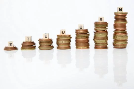 Mehrere nach rechts anwachsende Münz-Stapel und die Aufschrift
