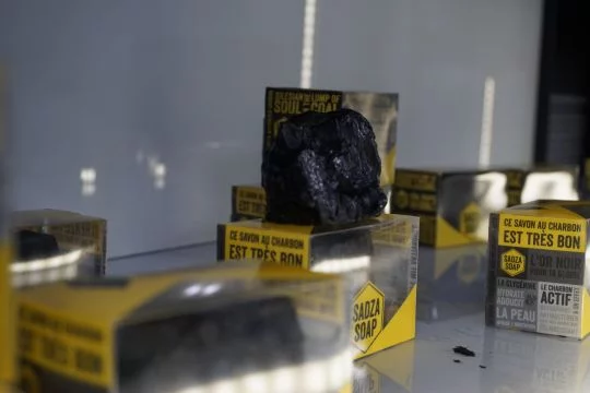 Seife mit Aktivkohle in Form von Kohlestücken