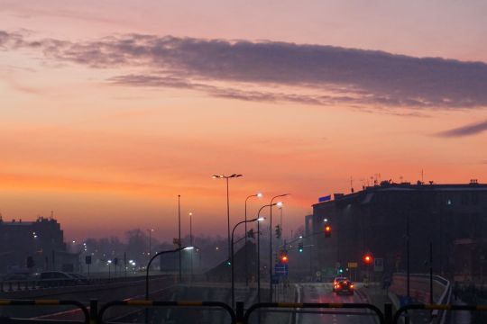 Eine Autobahn bei Sonnenaufgang.