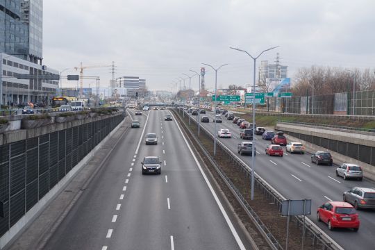 Eine dreispurige Autobahn
