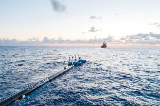 Schiff zieht Ocean-Cleanup-System aufs Meer