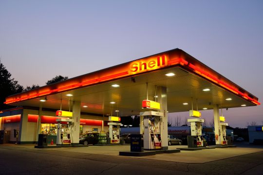 Leere Shell-Tankstelle in der Dämmerung, irgendwo in der kanadischen Provinz Ontario.