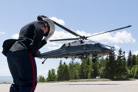 Hier ist Präsident Trumps Hubschrauber zu sehen, der gerade in Charlevoix, Kanada, zum G7-Gipfel landet