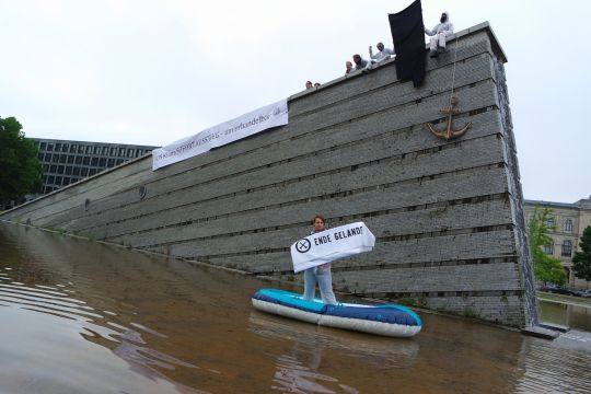 Klimaaktivisten auf dem Springbrunnen im Berliner Invalidenpark