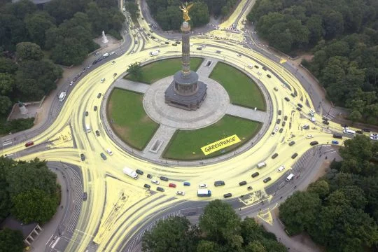 Großer Stern in Berlin mit gelber Farbe auf den Straßen