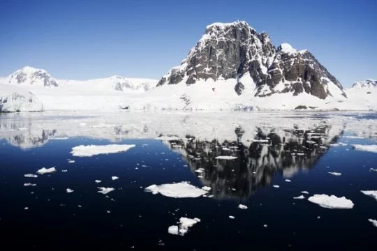 Das Bild zeigt die Lemaire-Passage auf der Antarktischen Halbinsel. 
