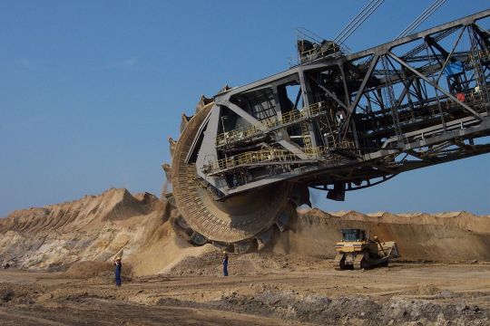 Blick auf das riesige Schaufelrad eines Abraumbaggers im Lausitzer Tagebau Welzow