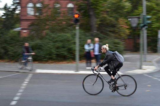 Ein Fahrradfahrer fährt über eine Kreuzung. 