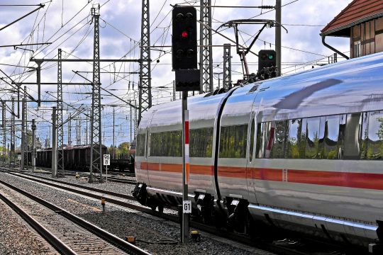 Hier ist ein ICE zu sehen, der gerade aus dem Bahnhof fährt