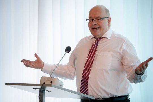 Peter Altmaier redet und gestikuliert mit weit ausladenden Händen.