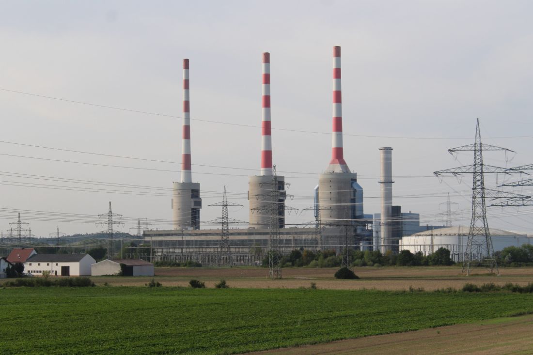Das Bild zeigt das Gaskraftwerk in Irsching, im Vordergrund ein Feld. 