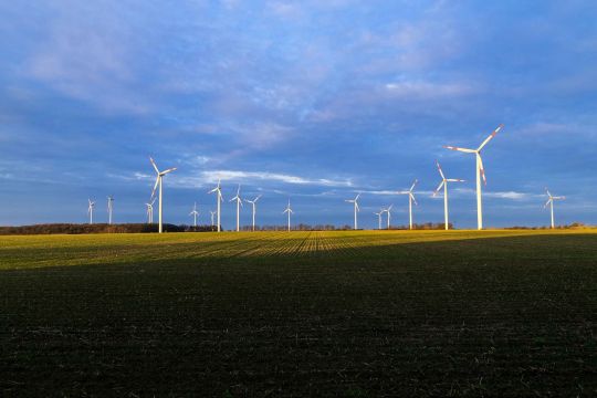 Windräder in einer sonnigen Herbstlandschaft