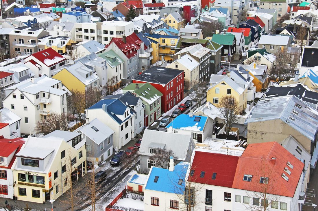 Häuser mit bunten Dächern: Ein Straßenzug in Reykjavik von oben betrachtet.