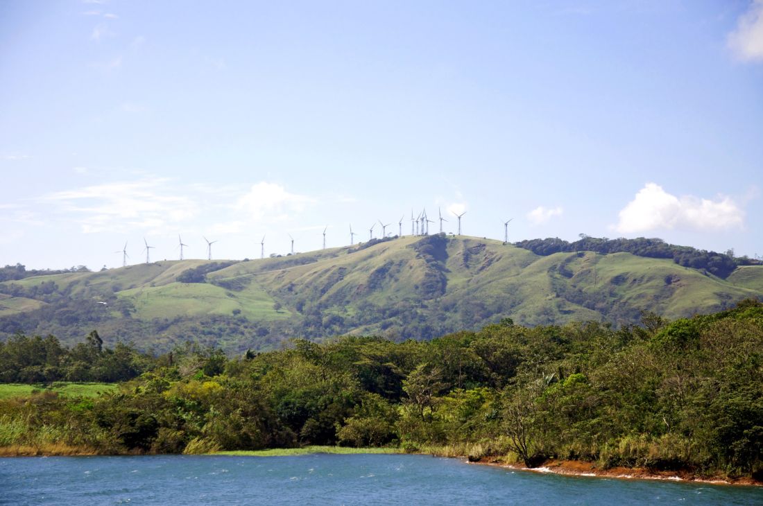 Stausee Lago Arenal in Costa Rica, im Hintergrund Winddräder