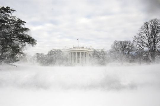 Großflächig aufgewirbelter Schnee vor dem Weißen Haus.