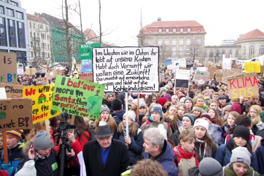 Schüler bei der Fridays-for-Future-Demonstration vor dem Wirtschaftsministerium.