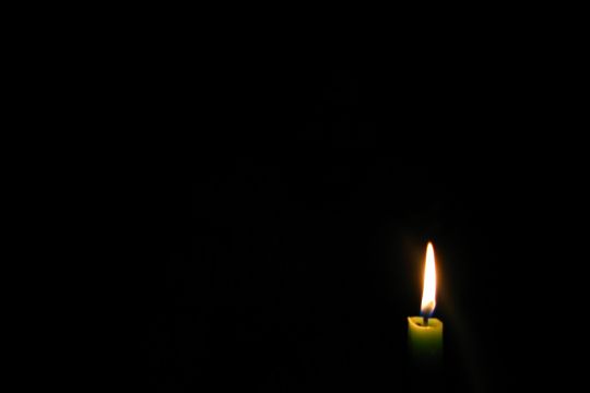Eine Kerze in der Dunkelheit