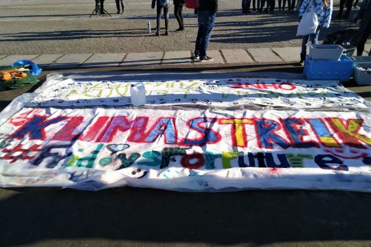 Banner mit der Aufschrift "Klimastreik #FirdaysForFuture".