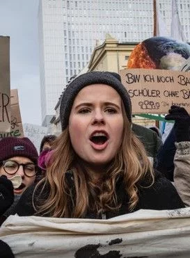 Luisa Neubauer läuft bei Fridays for Future in der ersten Reihe mit.