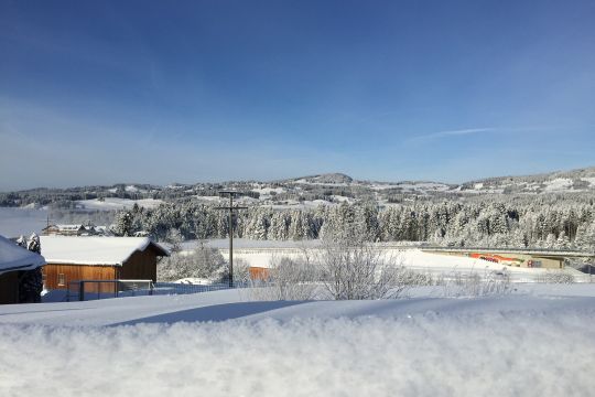 Sonniger Wintertag mit Schnee im Allgäu.