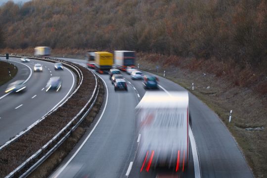 Blick auf deutsche Autobahn ohne Tempolimit