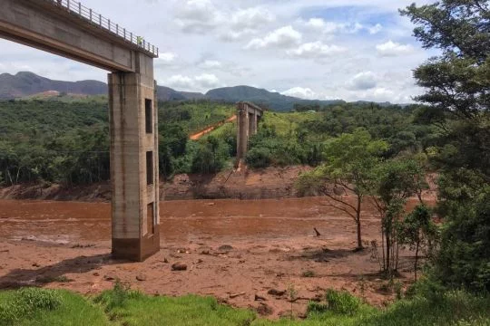 Ein Fluss voller rotem Eisenschlamm in Brumadinho, Brasilien