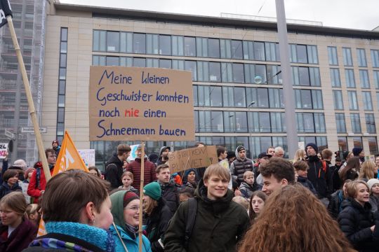 "Meine kleinen Geschwister konnten noch nie einen Schneemann bauen", heißt es auf einem Plakat