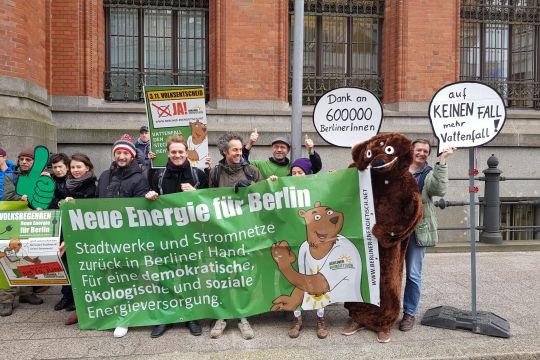 Demonstrierende mit Transparent und Schildern: "Volksbegehren: Neue Energie für Berlin" - "Dank an 600.000 BerlinerInnen".