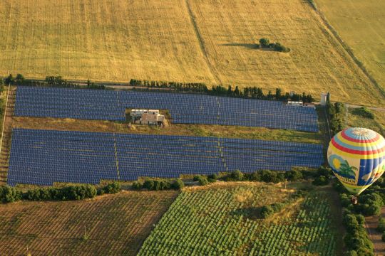 Ein Heißluftballon schwebt über einem Solarpark auf Mallorca