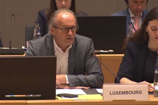 Claude Turmes spricht mit ernstem Gesichtsausdruck im Ministerrat, vor sich das Schild mit der Aufschrift "Luxembourg"